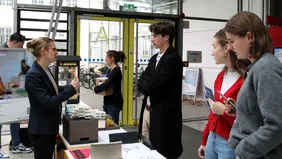 Informationen aus erster Hand: Professorin Daniela Bergmann (l.) stellte den am Nachhaltigkeits-Campus Neuburg angesiedelten Studiengang Architektur vor (Foto: THI).