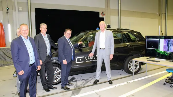 Impressed by the driving tests: State Secretary Tobias Gotthardt (2nd from right) with Professor Thomas Brandmeier (left) and THI President Professor Walter Schober (Photo: THI).