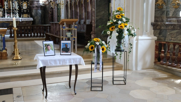 Gedenkfeier in der Hofkirche, Altar mit Bilder der beiden Opfer, daneben zwei Aufsteller mit Blumen