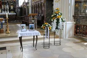 Ein Verlust, der nicht in Worte zu fassen ist (Foto: THI). Gedenkfeier in der Hofkirche, Altar mit Bilder der beiden Opfer, daneben zwei Aufsteller mit Blumen