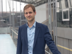 Portrait photo of Prof Dr Niederländer