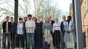 Auftakt am Campus Neuburg: THI-Präsident Professor Walter Schober (4. v. r.), Dekan Professor Martin Dirr (2. v. r.), Professorin Daniela Bergmann (3. v. r.) und Professorin Julia Blasch (6. v. l.) begrüßen Erstsemester (Foto: THI).