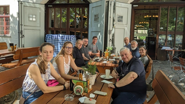 In lockerer Atmosphäre setzten die Projektpartner den fachlichen Austausch auch außerhalb des Workshopprogramms fort (Foto: THI).