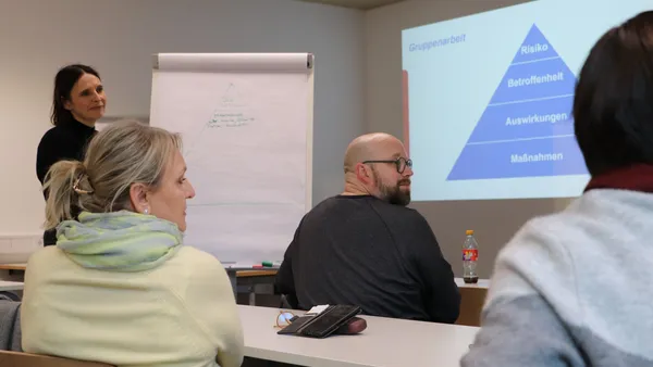 The participants of the conference discussed a sustainable future (Photo: THI). Bild aus einem Workshop, auf dem zwei Teilnehmende und die Leiterin des Workshops zu sehen sind