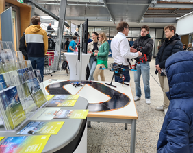 Stand der Fakultät Informatik beim HIT 2024 mit Interessierten