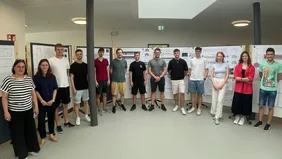 Die kreativen Köpfe hinter den Museumsideen: Studierende präsentieren stolz ihre zukunftsweisenden Konzepte für die historische Exerzierhalle (Foto: THI).