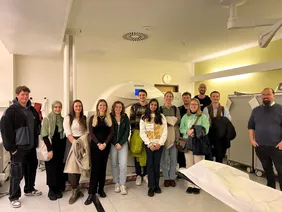 Fit für die Praxis: THI-Studierende hospitierten in Begleitung von Professor Ludwig Maximilian Lausser (r.) im Klinikum Ingolstadt (Foto: THI).