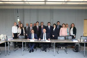 THI-Präsident Professor Walter Schober (vorne rechts) und Professor Bakhtiyor Yuldashev, Rektor der New Usbekistan University in Taschkent (vorne links), unterzeichnen das MoU (Foto: THI).