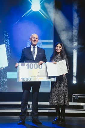 THI-Präsident Professor Walter Schober übergab Preise für herausragende Leistungen (Foto: Simon Kahner). Präsident der Hochschule übergibt Preis und Zertifikat an Studentin