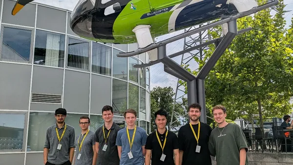 Studierende unter dem Helikopter von Airbus Helicopters