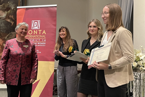 Übergabe der STEM-Award-Auszeichnung an zwei Studierende