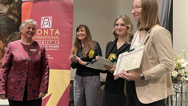 Übergabe der STEM-Award-Auszeichnung an zwei Studierende