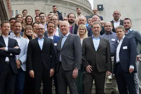 KI als Zukunft für den Mittelstand: Digitalminister Dr. Fabian Mehring und THI-Präsident Professor Walter Schober (vorne Mitte/Foto: THI).