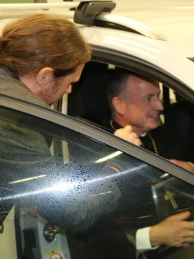 Landesbischof im Forschungsauto