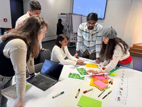 Mit Teamarbeit zum Erfolg: Masterstudierende bereiten ihren Workshop bei Tesa vor (Foto: THI).