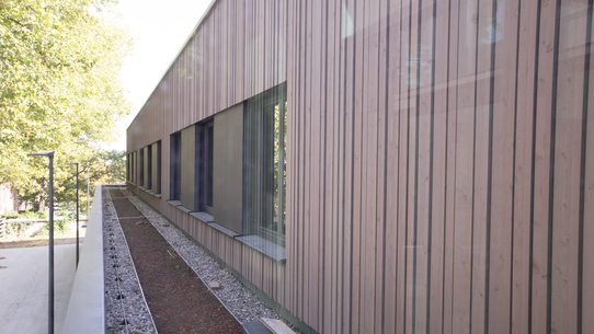 Holzfassade außen am Campus Neuburg